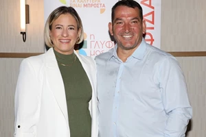 Πύρρος Δήμας | Βαθιά συγκινημένος στη βάφτιση της κόρης του - Χωρίς τα μεγάλα του παιδιά στο πλάι τους - εικόνα 2