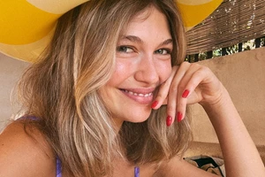 Ο αισθησιακός χορός της Κλέλιας Ανδριολάτου σε παραλία στο Κουφονήσι