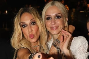 Ο chic τρόπος για να φορέσεις hot pants σύμφωνα με το στιλ της Σοφίας Καρβέλα - εικόνα 2