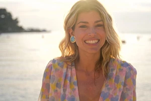 Ο πιο καλοκαιρινός τρόπος για να φορέσεις ένα κλασικό πουκάμισο σύμφωνα με τη Βάσια Κωσταρά - εικόνα 2