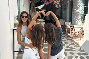 Σταματίνα Τσιμτσιλή | Φόρεσε τα πιο luxury σανδάλια στο εξοχικό της στην Πάρο - εικόνα 2