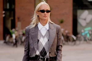 Σκέφτεσαι να αγοράσεις ένα νέο κοστούμι; Η Βάσια Κωσταρά φόρεσε την ιδανική απόχρωση