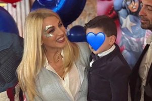 Reunion με την οικογένεια για την Κωνσταντίνα Σπυροπούλου | Η selfie με τους γονείς και την αδελφή της - εικόνα 3