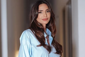 Η Ηλιάνα Παπαγεωργίου φόρεσε τη denim καμπαρντίνα που θα αντικαταστήσει το τζιν μπουφάν - εικόνα 2