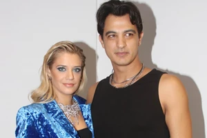 Η εγκυμονούσα Τζένη Θεωνά στο fitting room | Η αλλαγή στο φόρεμα για τη Eurovision που αναγκάστηκε να κάνει