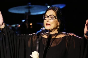 Νάνα Μούσχουρη | Τραγούδησε το "Χάρτινο το φεγγαράκι" στη γαλλική τηλεόραση για έναν σπουδαίο σκοπό - εικόνα 2