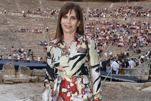 Κατερίνα Διδασκάλου | Με κομψό σύνολο και καπέλο σε βραδινή της έξοδο - εικόνα 2