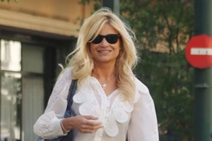 Η Φαίη Σκορδά σε σπάνια βραδινή έξοδο | Με ποιον συνεργάτη της κυκλοφόρησε;