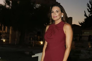 Το glam twist της Σίας Κοσιώνη | Πώς αναβάθμισε το μαύρο κοστούμι με ένα λαμπερό crop top - εικόνα 2