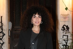 Ξανθιά με κόκκινο outfit | Η Μαρία Σολωμού σαν άλλη Άννα Βίσση