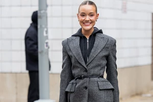 Η Ελένη Τσολάκη με το ροζ κοστούμι από τη Zara που θα σε κάνει να ανυπομονείς για την άνοιξη - εικόνα 4