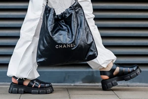 Αυτό το φόρεμα από τη Massimo Dutti είναι στο χρώμα του mocha mousse και η πιο chic επιλογή για τις ανοιξιάτικες εμφανίσεις σου - εικόνα 2