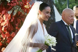 Παύλος Βαρδινογιάννης - Κατερίνα Μπιρμπίλη | Η κομψή μπομπονιέρα, το art de la table και η 3όροφη τούρτα στη δεξιωση του γάμου τους - εικόνα 7