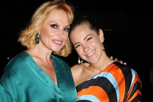 Με λευκό μπικίνι η Ελεωνόρα Ζουγανέλη | Ξεκίνησε τις διακοπές στη Μύκονο με τον Νίκο Συρίγο