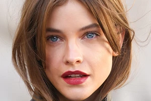 Γιατί το κόκκινο κραγιόν της κολλητής σου δείχνει "ξένο" πάνω σου; Η απάντηση κρύβεται στον καρπό σου