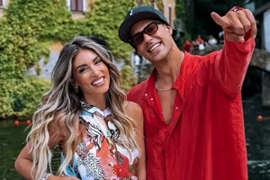 Θα το τολμούσες; Η Αθηνά Οικονομάκου με κόκκινο leggings στο γυμναστήριο