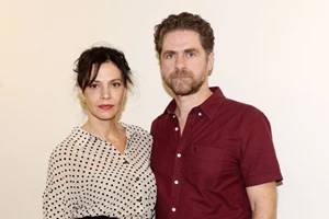 Η Μαριλίτα Λαμπροπούλου ξεκίνησε τις καλοκαιρινές βουτιές | Με κόκκινο μαγιό στην ξαπλώστρα