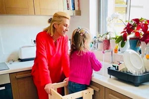 Κλέλια Ρένεση | Για ιππασία με την κόρη της, Κοραλία