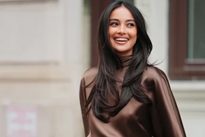 Under-eye blush | Πώς να βάλεις σωστά το ρουζ κάτω από τα μάτια για να δείχνεις 5 χρόνια νεότερη