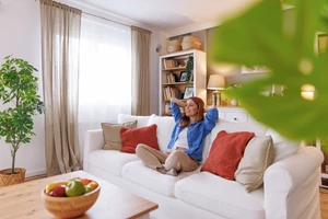 Θέλεις καθαρό μπάνιο στη στιγμή; Το απόλυτο hack για να απομακρύνεις τα άλατα από το ντουζ