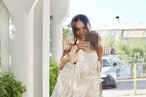 Το νέο κούρεμα της Ελένης Τσολάκη χαρίζει κίνηση και όγκο στα μαλλιά χωρίς να χάνουν μήκος