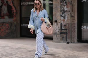 Αυτή η κομψή bucket bag από τη Stradivarius κοστίζει 19,99 € και είναι η τέλεια λύση για το γραφείο