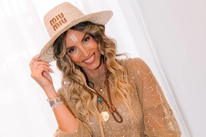 Λένα Δροσάκη | Στην παραλία με την Αθηνά Οικονομάκου - εικόνα 2