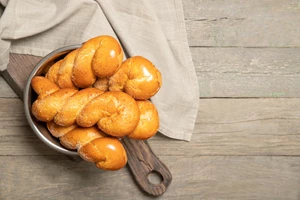 "Μοσχοβόλησε το σπίτι" | Η Κλέλια Ανδριολάτου έφτιαξε τα πιο "αγαπησιάρικα" πασχαλινά κουλουράκια - εικόνα 2