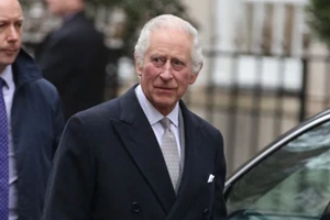 "Σπάει" τη σιωπή του ο πρίγκιπας Harry για τον καρκίνο του βασιλιά Καρόλου