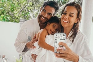 Στο σπίτι της Ελένης Χατζίδου & του Ετεοκλή Παύλου | Ο γιορτινός στολισμός του σαλονιού τους - εικόνα 5