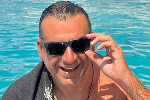 Γιώργος Λιάγκας | Ποζάρει πάνω στο φουσκωτό σωσίβιό του - εικόνα 2