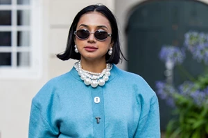 Βαρέθηκες το μπορντό; Η Σταματίνα Τσιμτσιλή με τη φούστα από την H&M θα σε κάνει να το αγαπήσεις ξανά - εικόνα 3