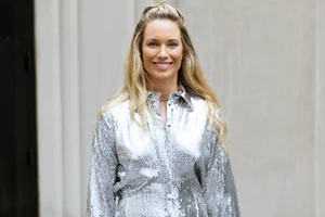 Η Ηλιάνα Παπαγεωργίου με mini μπορντό δερμάτινη φούστα | Η μοντέρνα συμβουλή μόδας που ακολούθησε - εικόνα 3