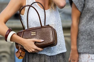 Sheer-Tights Manicure | Η "σκοτεινή" γοητεία του διαφανούς καλσόν στα νύχια σου