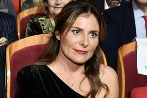 Έφη Αχτσιόγλου - Κατερίνα Νοτοπούλου | Τα διαχρονικά παλτό που φόρεσαν με επίκαιρο τρόπο στο Παλλάς - εικόνα 3