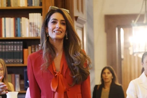 Ο Δημήτρης Γιαννέτος αποκαλύπτει τα μυστικά πίσω από το εμβληματικό χτένισμα της Amal Clooney