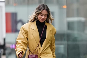 Αυτή η cropped suede καμπαρντίνα από τη Stradivarius είναι το τέλειο μεταβατικό πανωφόρι για την άνοιξη - εικόνα 2