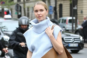 Η Hailey Bieber επαναφέρει στην επικαιρότητα το αμφιλεγόμενο παντελόνι που αξίζει να αποκτήσεις