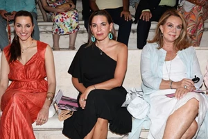 Όλγα Κεφαλογιάννη | Η τρυφερή φωτογραφία με τα δίδυμα παιδιά της, Σαμουήλ και Ελένη στο σαλόνι του σπιτιού τους - εικόνα 2