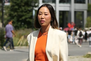 Η Σταματίνα Τσιμτσιλή συνδύασε το mini floral φόρεμα της με τις μπότες που δεν θα περιμέναμε