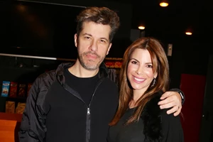 Γιάννης Πάριος | Η σπάνια φωτογραφία με τις εγγονές και τη σύντροφό του