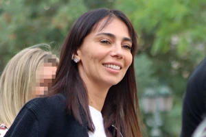 Η Ολυμπία Χοψονίδου όπως δεν την έχουμε ξαναδεί | Με φαρδιά βερμούδα, ψηλές κάλτσες και μοκασίνια - εικόνα 3