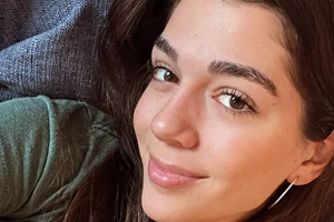 Μελίνα Νικολαΐδη | H total black εμφάνισή της στο πλευρό του Δημήτρη Φιντιρίκου και η φλογερή λεπτομέρεια του look