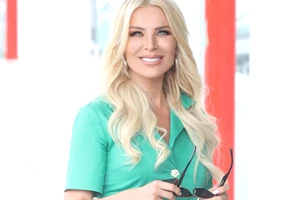 Η Ελένη Μενεγάκη υιοθέτησε την πιο sexy τάση | Η εμφάνιση με μαύρη δερμάτινη ολόσωμη φόρμα - εικόνα 2