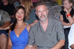 Couple goals | Ο Χρήστος Λούλης και η Έμιλυ Κολιανδρή πιασμένοι χέρι χέρι σε κοσμικό event - εικόνα 4