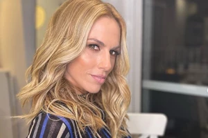 Η Ντορέττα Παπαδημητρίου φωτογραφίζεται με τον ... ξενιτεμένο γιο της - εικόνα 2