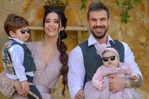 Ο Άκης Πετρετζίκης στόλισε για Χριστούγεννα | Με λευκές λεπτομέρειες το δέντρο του