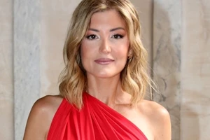 "Κούκλα στα λευκά" | Η 9χρονη κόρη της Ράνιας Τζίμα στην Επίδαυρο