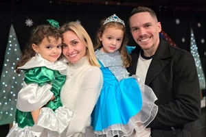 Σοφία & Λένια Πετρούνια | Σαν "μικρές Ποκαχόντας" με το χτένισμα που τους έφτιαξε η Βασιλική Μιλλούση