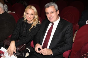 Στη βάφτιση του Αλέξανδρου Χατζηνικολάου | Τα ταιριαστό ντύσιμο του Νίκου Χατζηνικολάου και της Κρίστης Τσολακάκη στο μυστήριο - εικόνα 4